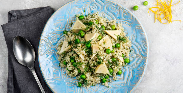 ryż z kawałkami karczocha w niebieskim talerzu - healthy eating close up lemon nut zdjęcia i obrazy z banku zdjęć