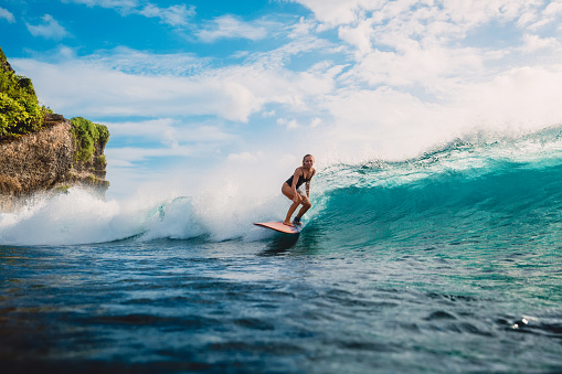 Chica surf en tabla de surf. Mujer en el mar durante la navegación. Onda Surfer y Océano photo