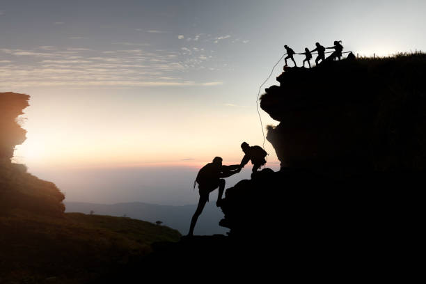 caminhada, escalada de montanha. - team effort - fotografias e filmes do acervo