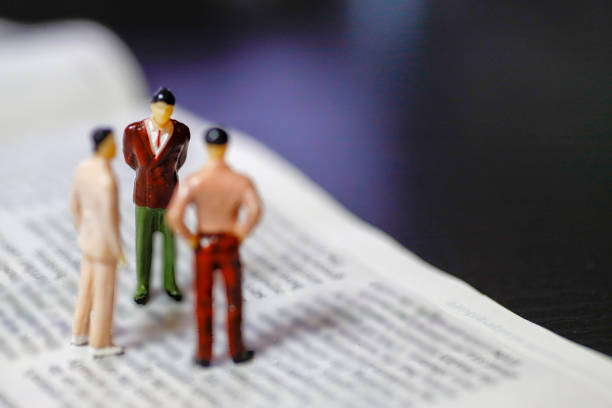 istock Miniature people : journalists , businessman ,suit at work 989985060