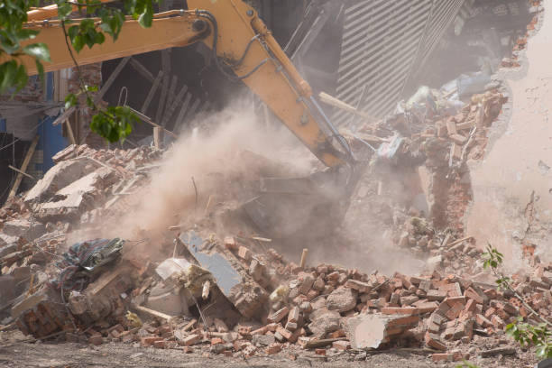 istock Demolition of the old building 989991742
