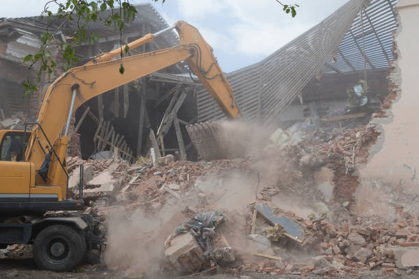istock Demolition of the old building 989991812