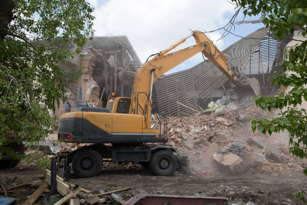 istock Demolition of the old building 989991822