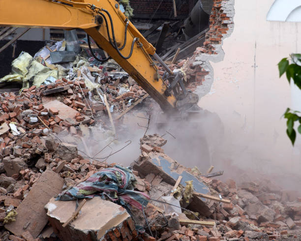 istock Demolition of the old building 989991854