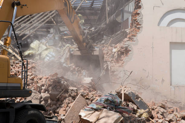 istock Demolition of the old building 989991978