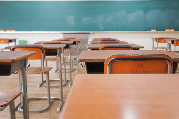 aula della scuola - blackboard desk classroom education foto e immagini stock