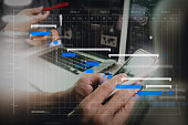 foto-website-grafik-designer-hand-arbeitet-mit-seinem-team-stellen-neues-projekt-im-studio.jpg?b=1&s=170x170&k=20&c=mdxbXFjr2GHPWLBBjqLaDqr7E_BEloCJO5VsAVNmWwE=