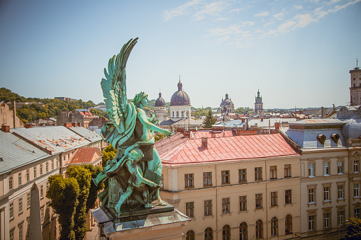 Estatua de la casa de ópera de Lviv photo