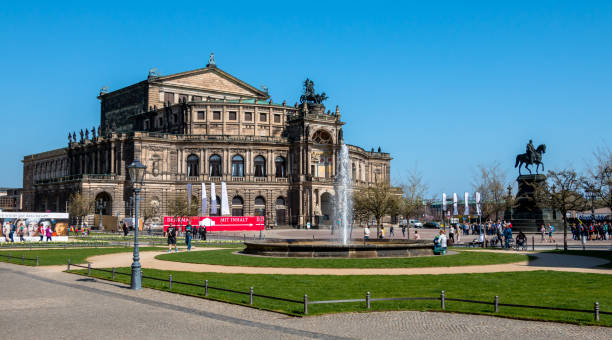 opera semperoper w: drezno - opera house semper opera house statue theaterplatz zdjęcia i obrazy z banku zdjęć