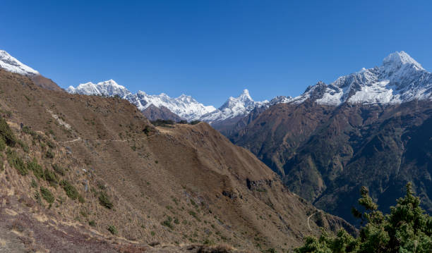 cumbres del everest, lhotse y ama dablam. trekking campo base del everest en nepal - amadablam fotografías e imágenes de stock