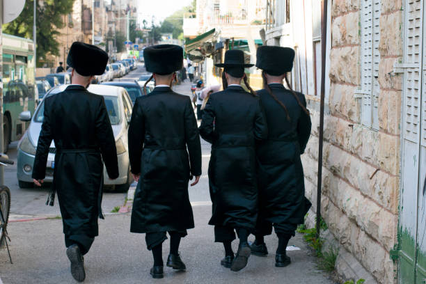 jewish hassidic on the street. - hasidism imagens e fotografias de stock