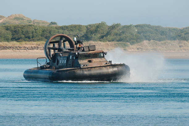 uk royal marines na ćwiczenia z poduszkowcem - royal marines zdjęcia i obrazy z banku zdjęć