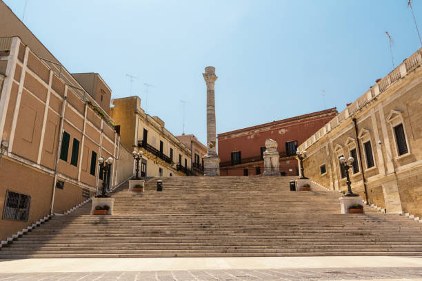 columnas de la terminal de la antigua vía apia que empieza en roma y termina en brindisi (italia) - brindisi fotografías e imágenes de stock