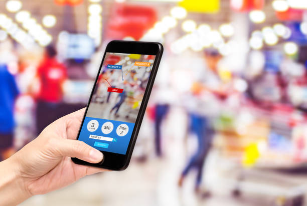 telefono cellulare a mano e utilizzo dell'app di realtà aumentata (ar) per vedere la vendita di promozioni nel negozio del supermercato, il concetto di tecnologia di stile di vita digitale. - touch screen touching technology expertise foto e immagini stock