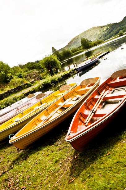 barques colorées et des canots de waterside - lakedistrict photos et images de collection