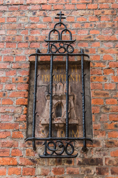 placa conmemorativa cerca de la puerta de viena en el castillo de buda - liberation monument budapest hungary monument fotografías e imágenes de stock