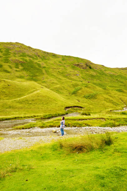 la belle et grande en plein air : femme admire le paysage - lakedistrict photos et images de collection