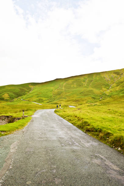 die große und schöne natur: wanderer auf den wanderwegen - italian lake district stock-fotos und bilder