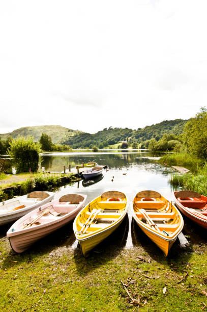 barques colorées et des canots de waterside - lakedistrict photos et images de collection