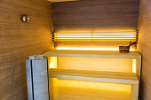 sauna-holzinterieur-bank-und-steinen-niemand.jpg?b=1&s=170x170&k=20&c=ZniRwUs5R_0BUGzyb1O_R_ylYigEMRbuOaKJ7lARx9w=