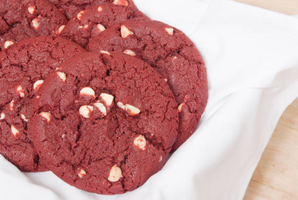 Biscotti di velluto rosso e noci di macadamia - foto stock