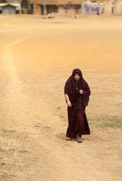 僧は手でビーズを数える砂漠エリアに行きます。 - tibet monk buddhism tibetan culture ストックフォトと画像