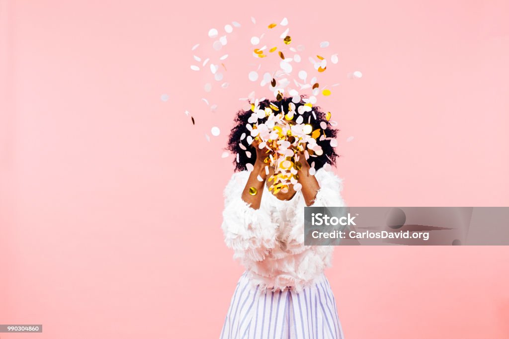Explosión de confeti de felicidad y éxito - Foto de stock de Confeti libre de derechos