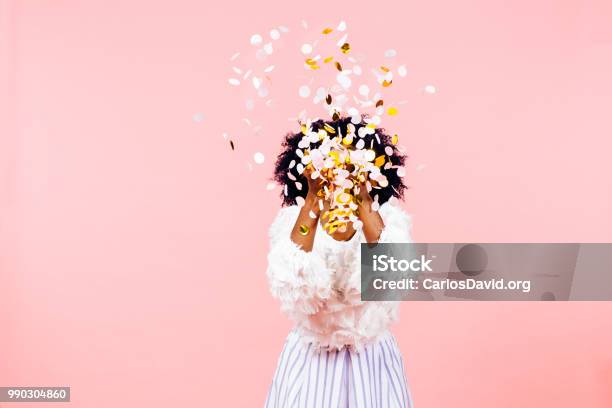 Explosión De Confeti De Felicidad Y Éxito Foto de stock y más banco de imágenes de Confeti - Confeti, Mujeres, Celebración - Ocasión especial