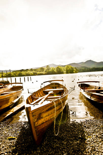 barques colorées et des canots de waterside - lakedistrict photos et images de collection