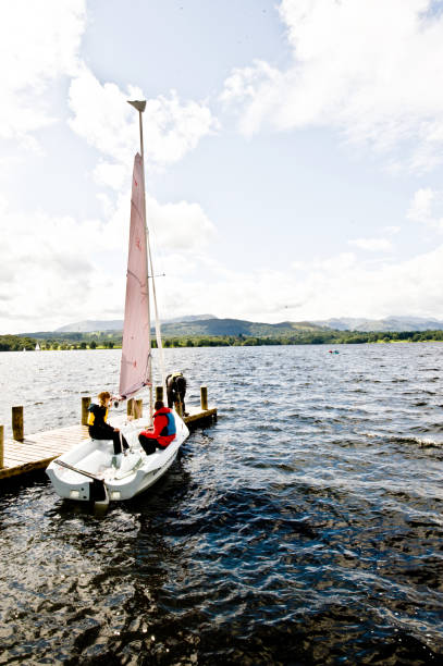 naviguant dans les eaux du lac district uk - lakedistrict photos et images de collection