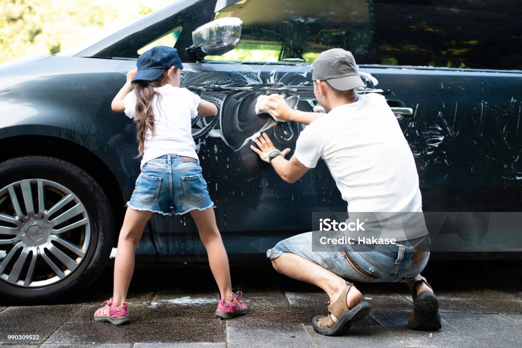 Vater und Tochter waschen das Auto - Lizenzfrei Auto Stock-Foto
