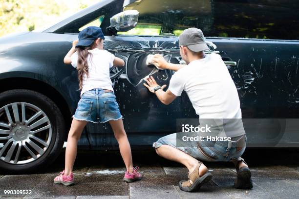 Vater Und Tochter Waschen Das Auto Stockfoto und mehr Bilder von Auto - Auto, Waschen, Vater