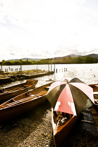 barques colorées et des canots de waterside - lakedistrict photos et images de collection