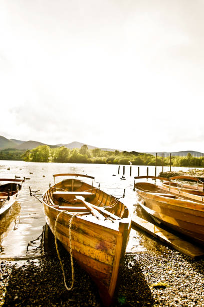 barques colorées et des canots de waterside - lakedistrict photos et images de collection