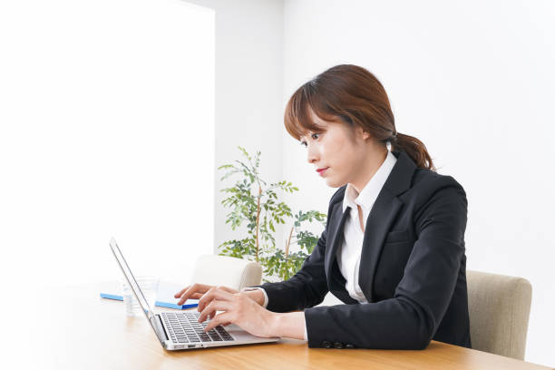 istock Businesswoman working in office 990364228