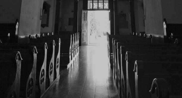 interno della chiesa. panchine in chiesa. - church altar indoors dark foto e immagini stock