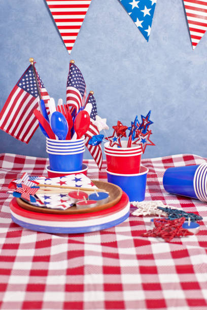 mantel de 4 de julio celebración tabla check - napkin american flag holiday fourth of july fotografías e imágenes de stock