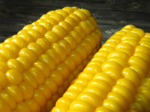 bouchent avec le maïs sucré frais épluché s/n sur la table en bois - corn on the cob macro corn crop freshness photos et images de collection