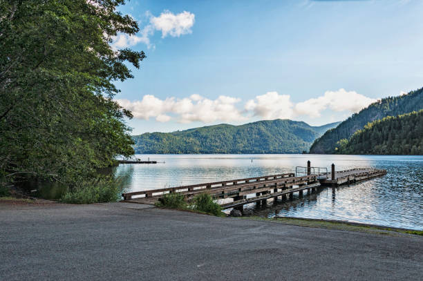 crescent sjön med docka - båtramp bildbanksfoton och bilder
