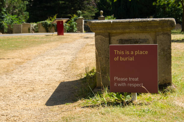 sign in cathedral grounds - uk cathedral cemetery day imagens e fotografias de stock