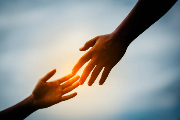 hand to hand holding connect relationship - reaching human hand handshake support imagens e fotografias de stock