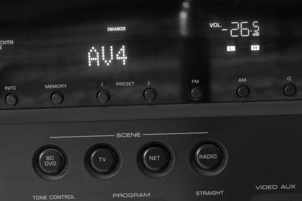 vorderseite des av-receivers mit display und bedienelemente - av equipment stock-fotos und bilder