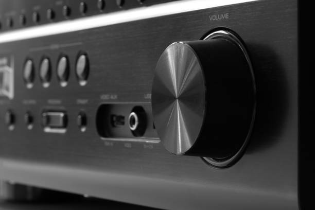 vorderseite des av-receivers mit lautstärkeregler - av equipment stock-fotos und bilder