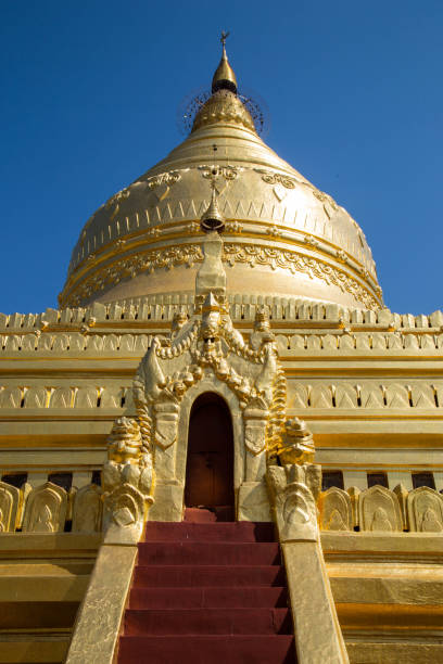 мьянма: пагода швезигон - shwezigon paya стоковые фото и изображения