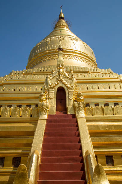 мьянма: пагода швезигон - shwezigon paya стоковые фото и изображения