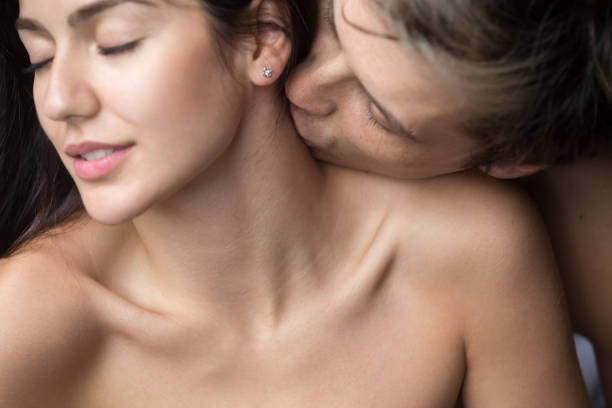 homem apaixonado beijando mulher no pescoço, apreciando as preliminares - naked sensuality women couple - fotografias e filmes do acervo