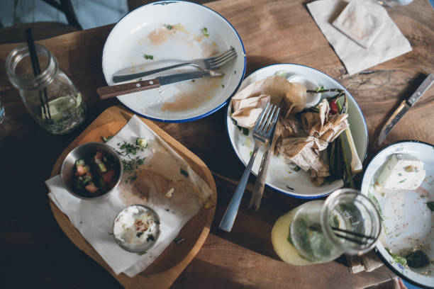 料理が完成した後の汚れたプレート - plate crumb dirty fork ストックフォトと画像