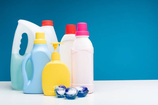 vari detergenti messi su tavolo bianco - chemical merchandise cleaning product domestic life foto e immagini stock