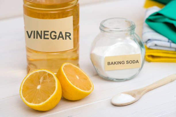 natuurlijke reinigingsmiddelen - vinegar stockfoto's en -beelden