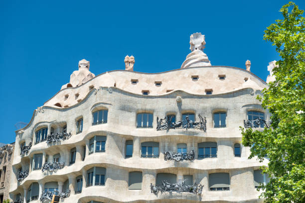 facciata di casa mila a barcellona - la pedrera barcelona catalonia balcony foto e immagini stock